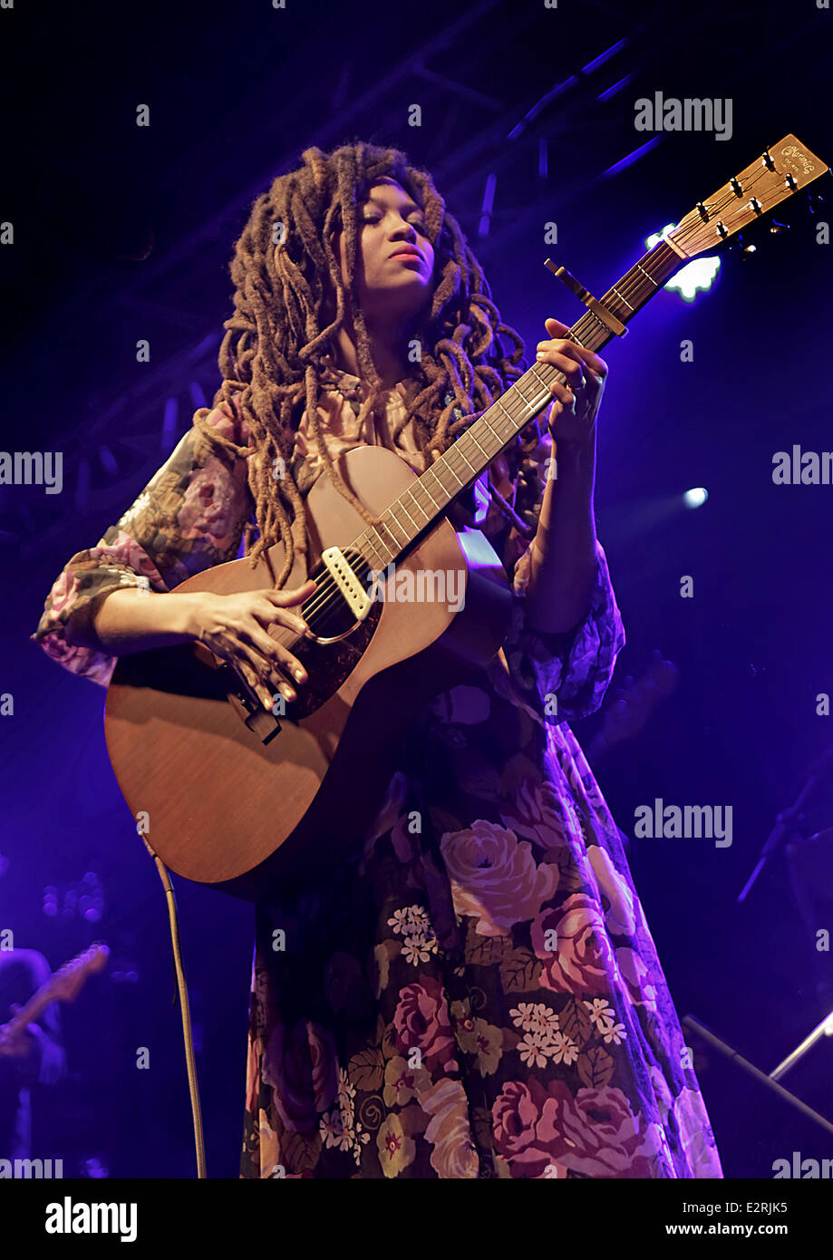 Valerie June performs live on stage at the Liverpool O2 Academy