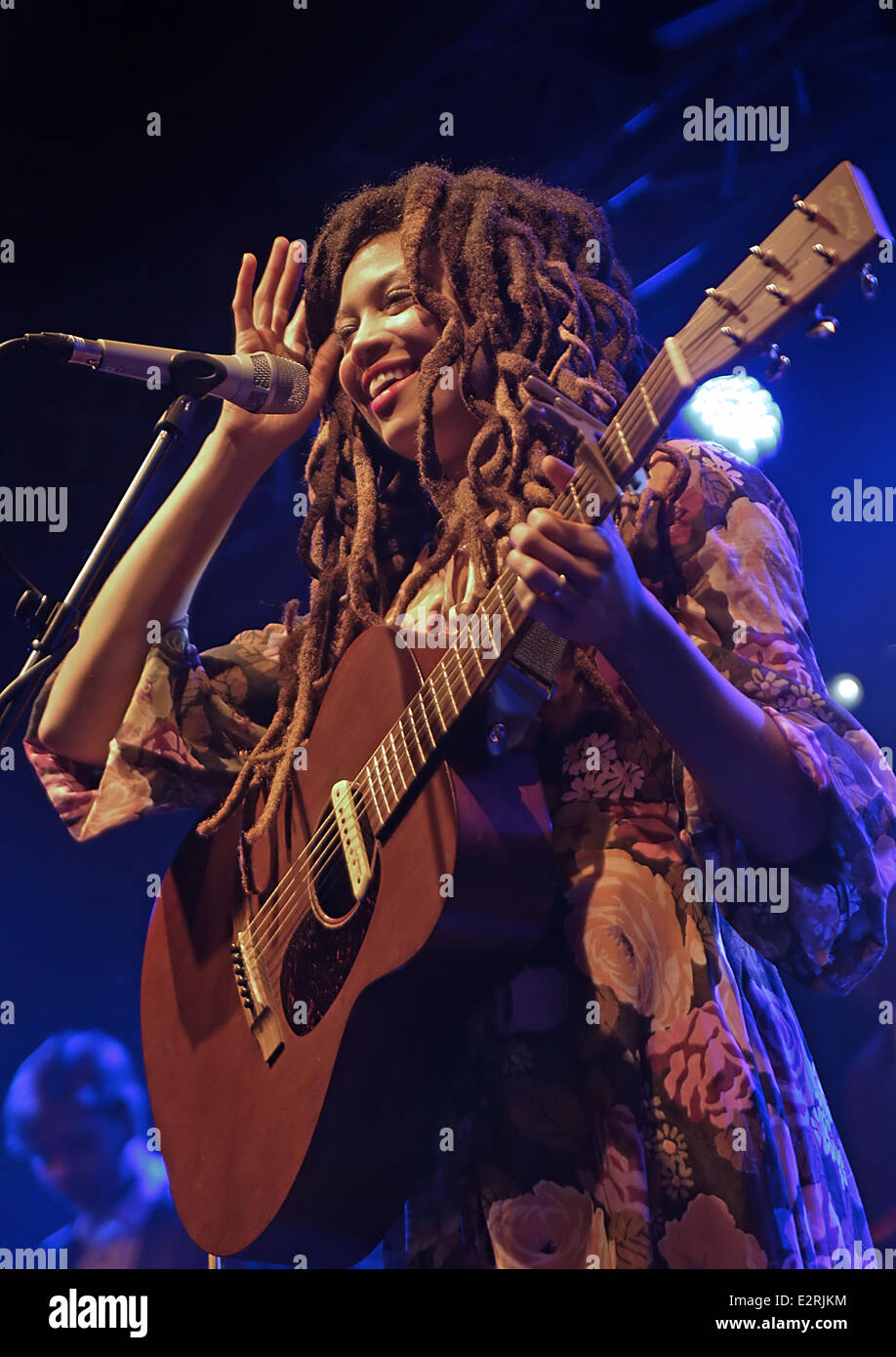 Valerie June performs live on stage at the Liverpool O2 Academy