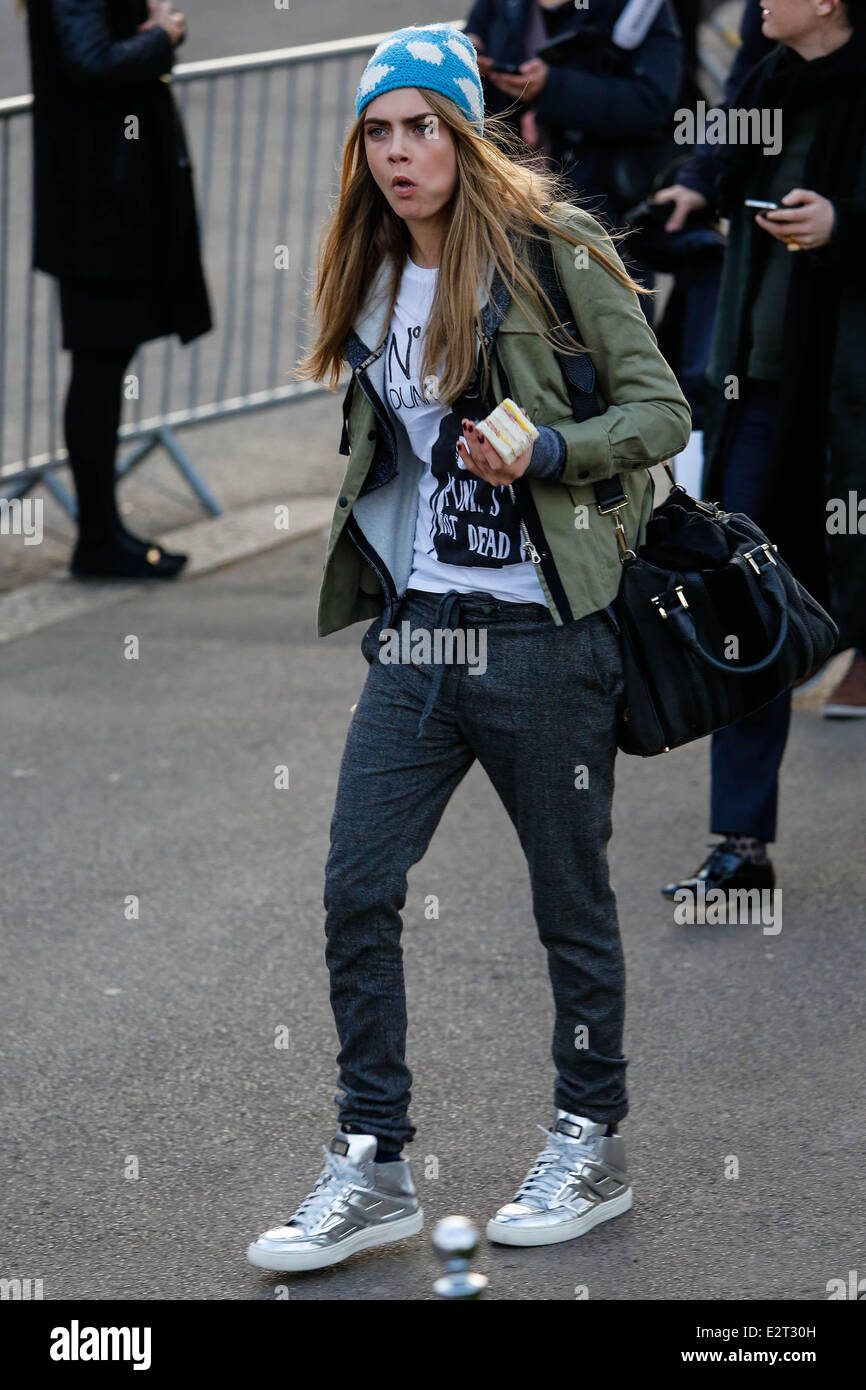 Cara Delevingne attempts to climb cordon rope in order to give fans some  sandwiches while attending London Fashion Week - Autumn/Winter 2013 -  Burberry Prorsum Featuring: Cara Delevingne Where: London, United Kingdom