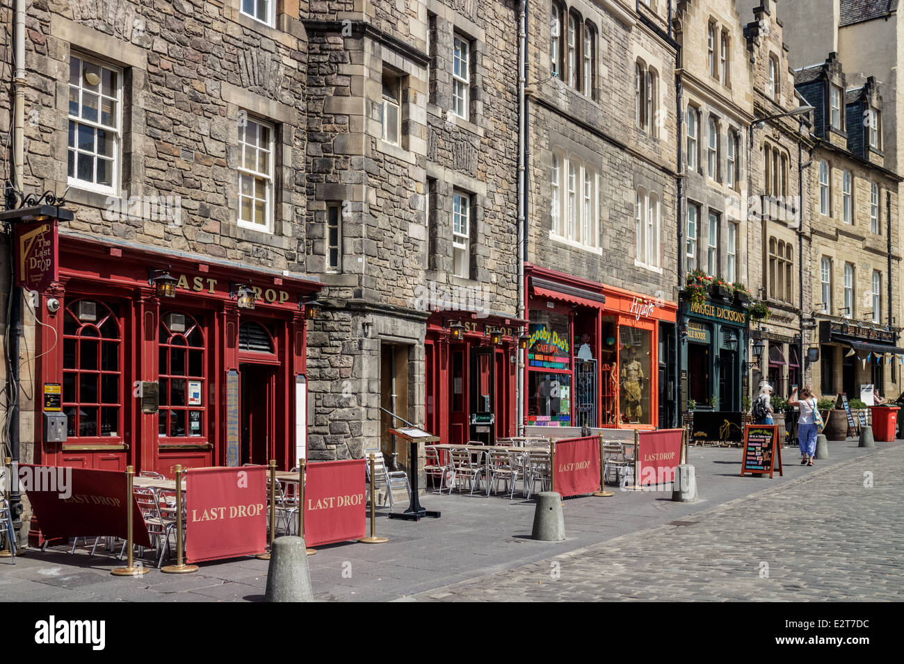 Pubs and shops of the Grassmarket Edinburgh Stock Photo - Alamy