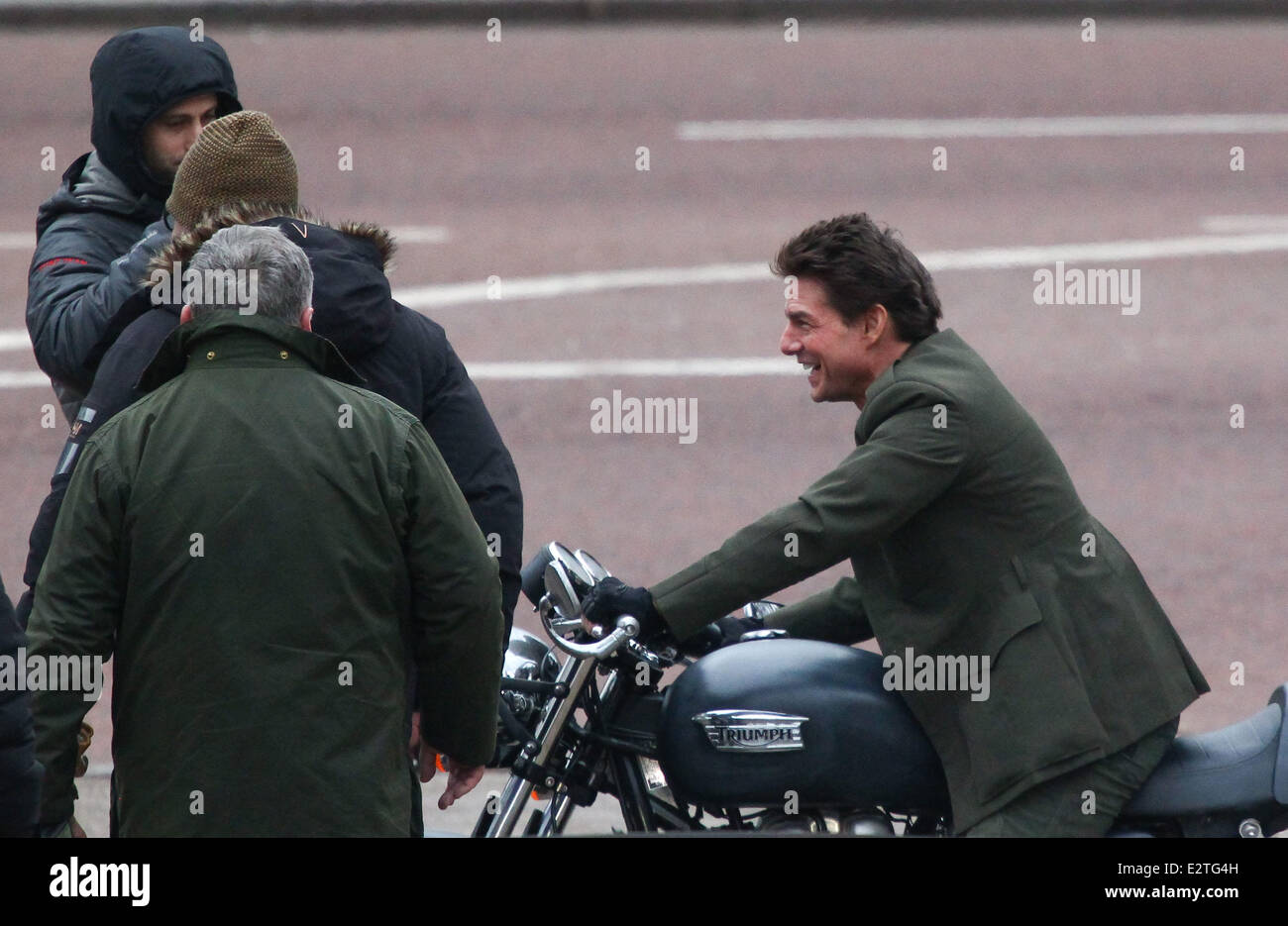 Tom Cruise rides on a Triumph motorbike down the Mall while ..., حجم الصورة 1300x935