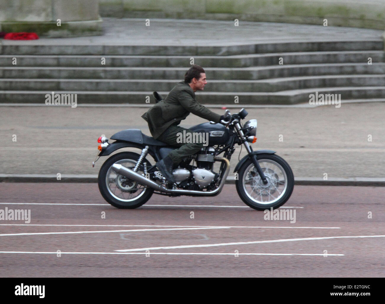 Tom Cruise rides on a Triumph motorbike down the Mall while ..., حجم الصورة 1300x1027