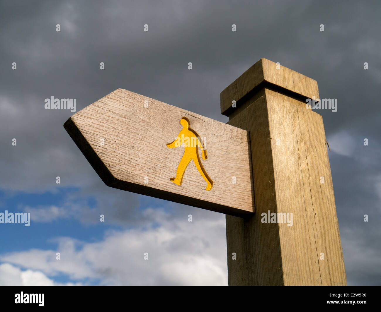 Footpath sign Stock Photo - Alamy