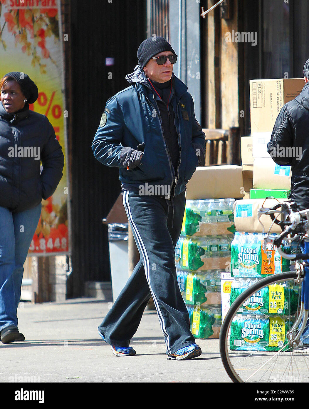 Daniel Craig seen walking home after attending the gym Featuring: Daniel  Craig Where: New York City, New York , United States When: 15 Mar 2013  Stock Photo - Alamy