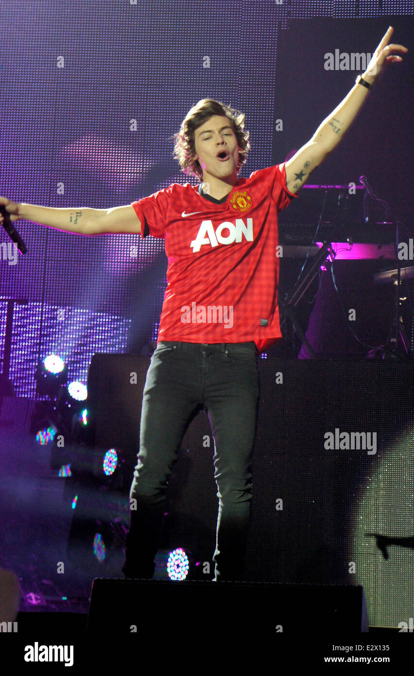 One Direction Performs Live At Manchester Arena Featuring Harry Styles One Direction Where Manchester England United Kingdom When 17 Mar 13 Stock Photo Alamy One Direction Performs Live At Manchester Arena Featuring Harry Styles One Direction Where Manchester England United Kingdom When 17 Mar 13 Stock Photo Alamy