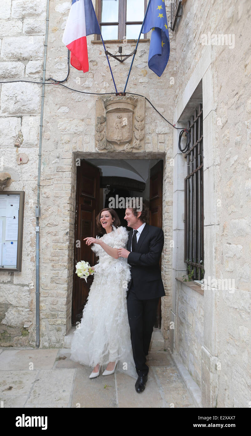 Anna Mouglalis and Vincent Rea on their Wedding Day in Saint Paul de Vence  Featuring: Anna Mouglalis,Vincent Rea Where: Saint Paul de Vence, France When: 22 Mar 2013 Stock Photo