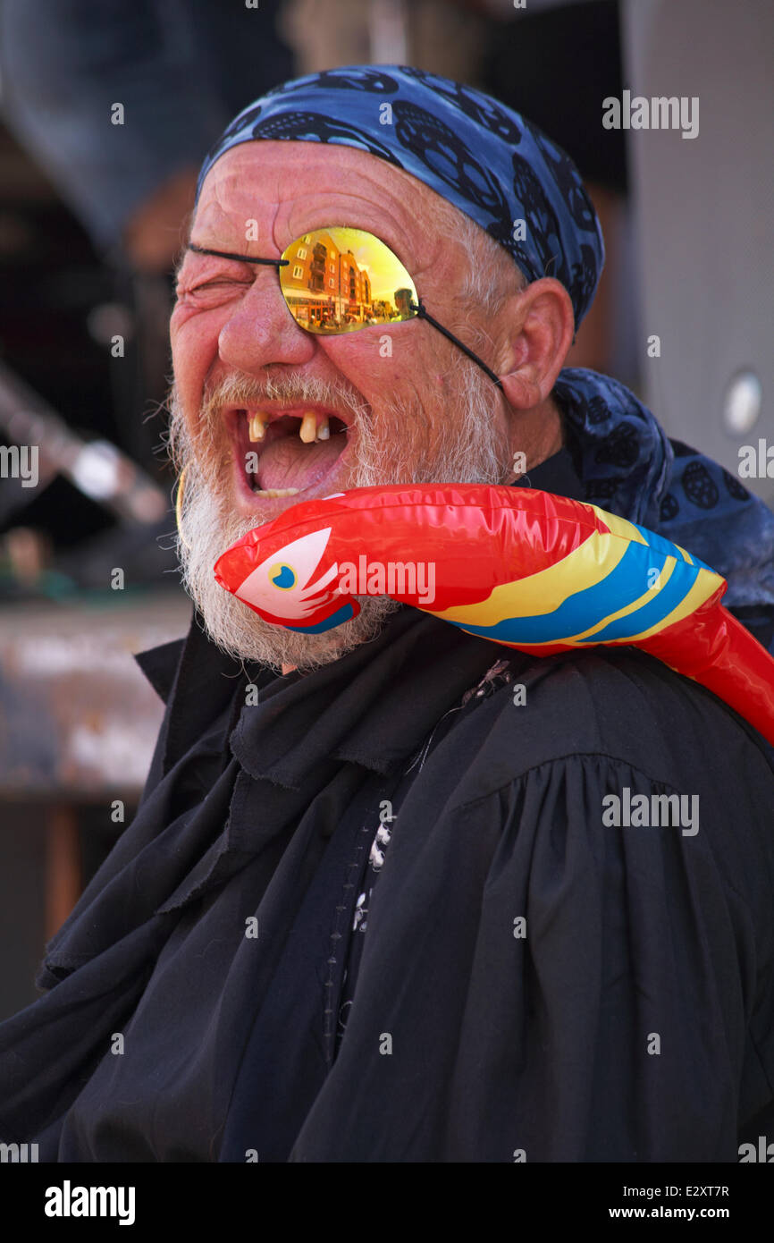 pirate-with-eye-patch-and-parrot-on-shoulder-at-harry-paye-day-poole-E2XT7R.jpg