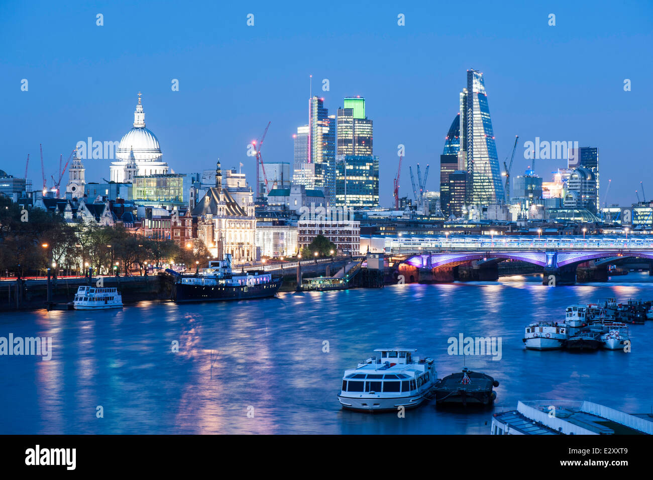 City of london skyline night hi-res stock photography and images - Alamy