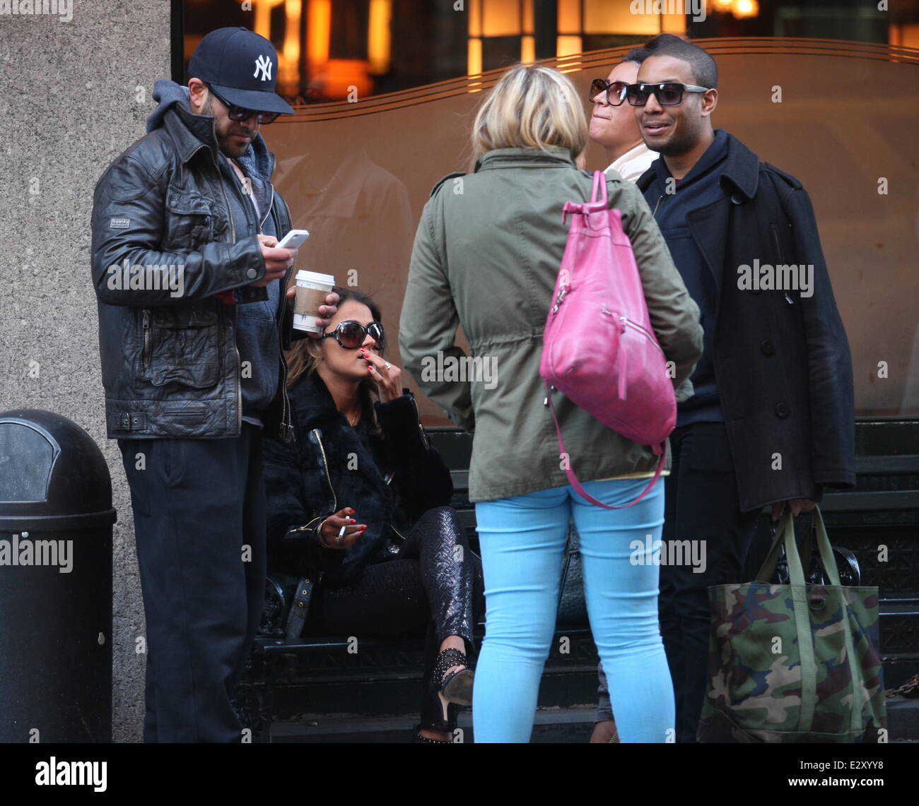 Әйел досының бетіне есегін қойып отырды