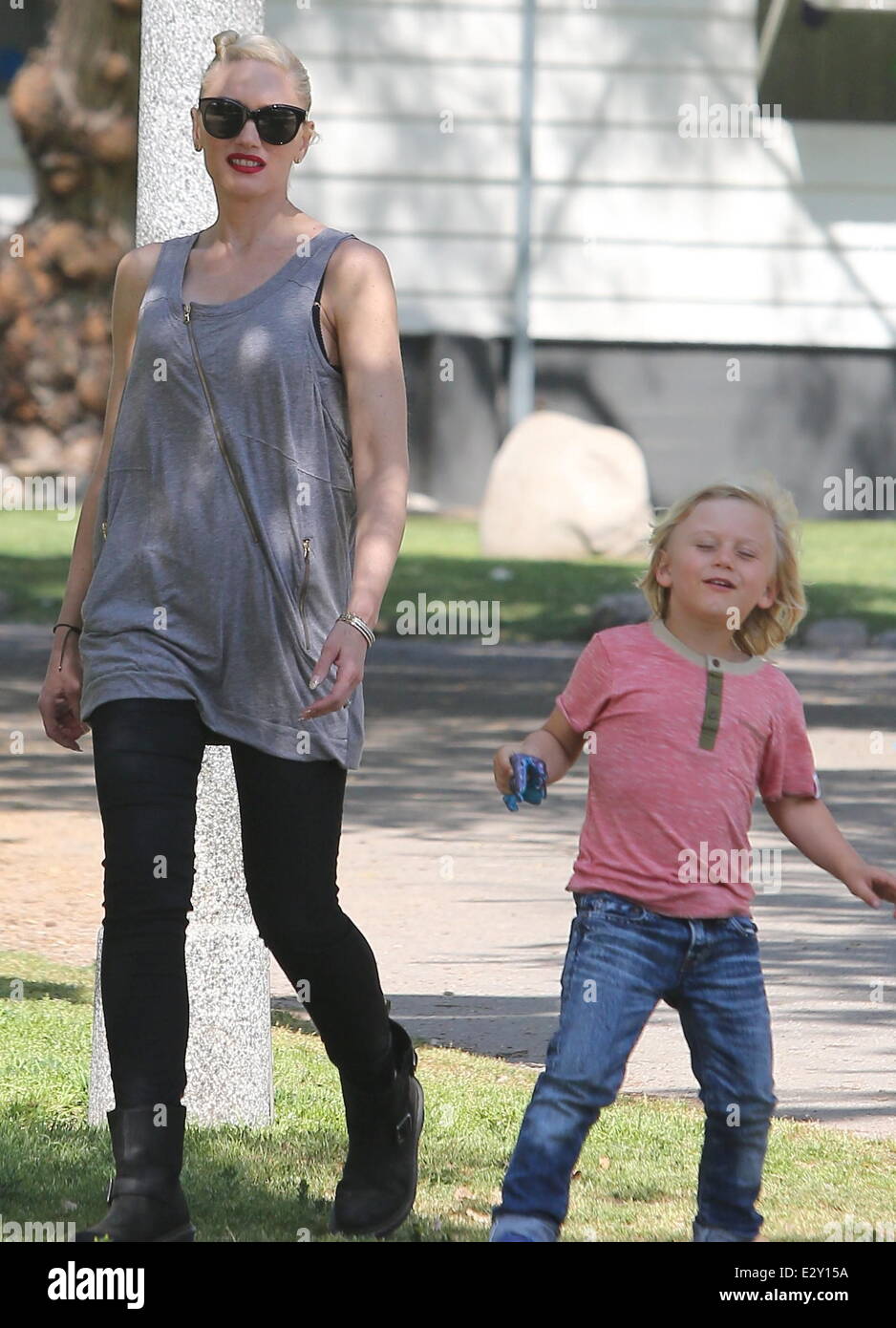 Gwen Stefani seen with her husband Gavin Rossdale and their children(02)
