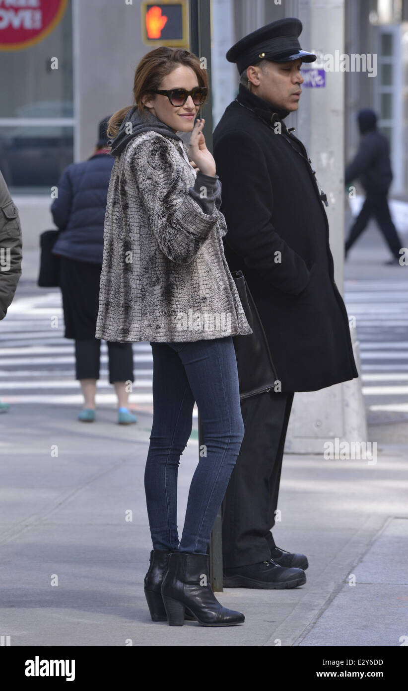 'Suburgatory' actress Carly Chaikin spotted outside her Manhattan hotel ...