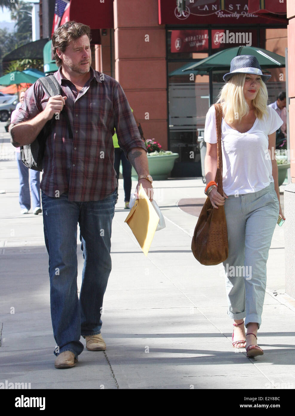Tori Spelling and Dean McDermott leave a doctors office in Beverly