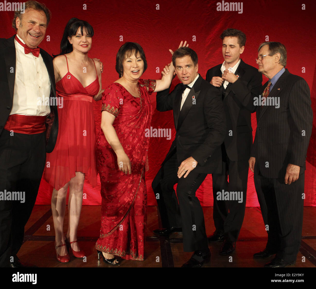 Members of the Armed Forces and the cast of 'NCIS' honoured at the 'Annual Red Cross Red Tie Affair' - Inside  Featuring: Russ T Nailz,Pauley Perrette,Jo Michael Weatherly,Brian Dietzen,David McCallum,Josie Tong Where: Santa Monica, California, United Sta Stock Photo