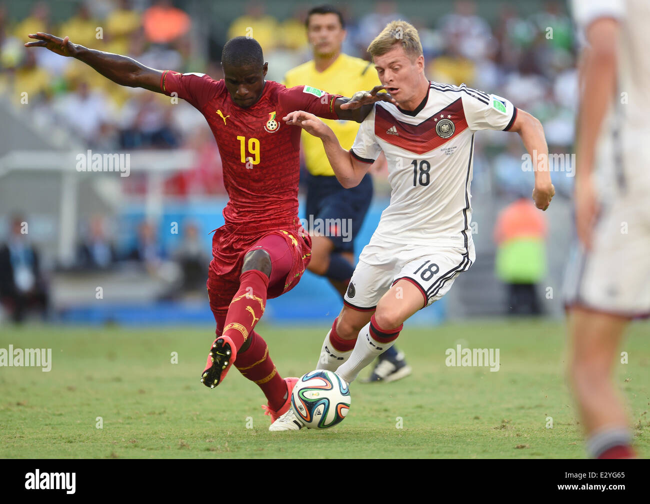Fortaleza, Brazil. 21st June, 2014. Germany's Toni Kroos (R) and Ghana's Jonathan Mensah vie for the ball during the FIFA World Cup 2014 group G preliminary round match between Germany and Ghana at the Estadio Castelao Stadium in Fortaleza, Brazil, 21 June 2014. Photo: Andreas Gebert/dpa/Alamy Live News Stock Photo