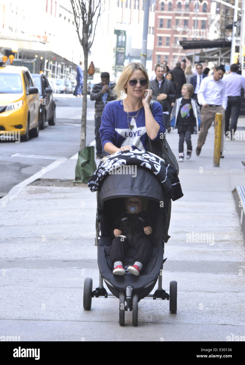 Kate Hudson takes her son Bingham Hawn Bellamy out in a stroller and head for lunch with family at Bubby's restaurant in Manhattan  Featuring: Kate Hudson,Bingham Bellamy Where: New York City, NY, United States When: 17 Apr 2013ENN.com Stock Photo