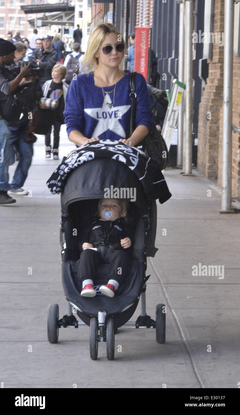 Kate Hudson takes her son Bingham Hawn Bellamy out in a stroller and head for lunch with family at Bubby's restaurant in Manhatt Stock Photo