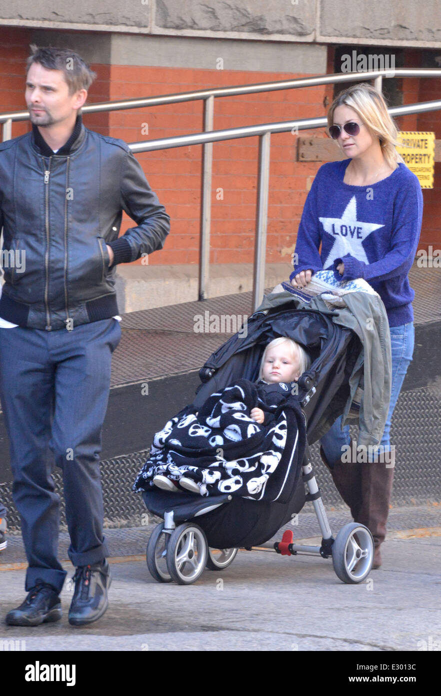 Kate Hudson takes her son Bingham Hawn Bellamy out in a stroller and head for lunch with family at Bubby's restaurant in Manhattan  Featuring: Kate Hudson,Matt Bellamy,Bingham Bellamy,Ryder Robinson Where: New York City, NY, United States When: 17 Apr 201 Stock Photo