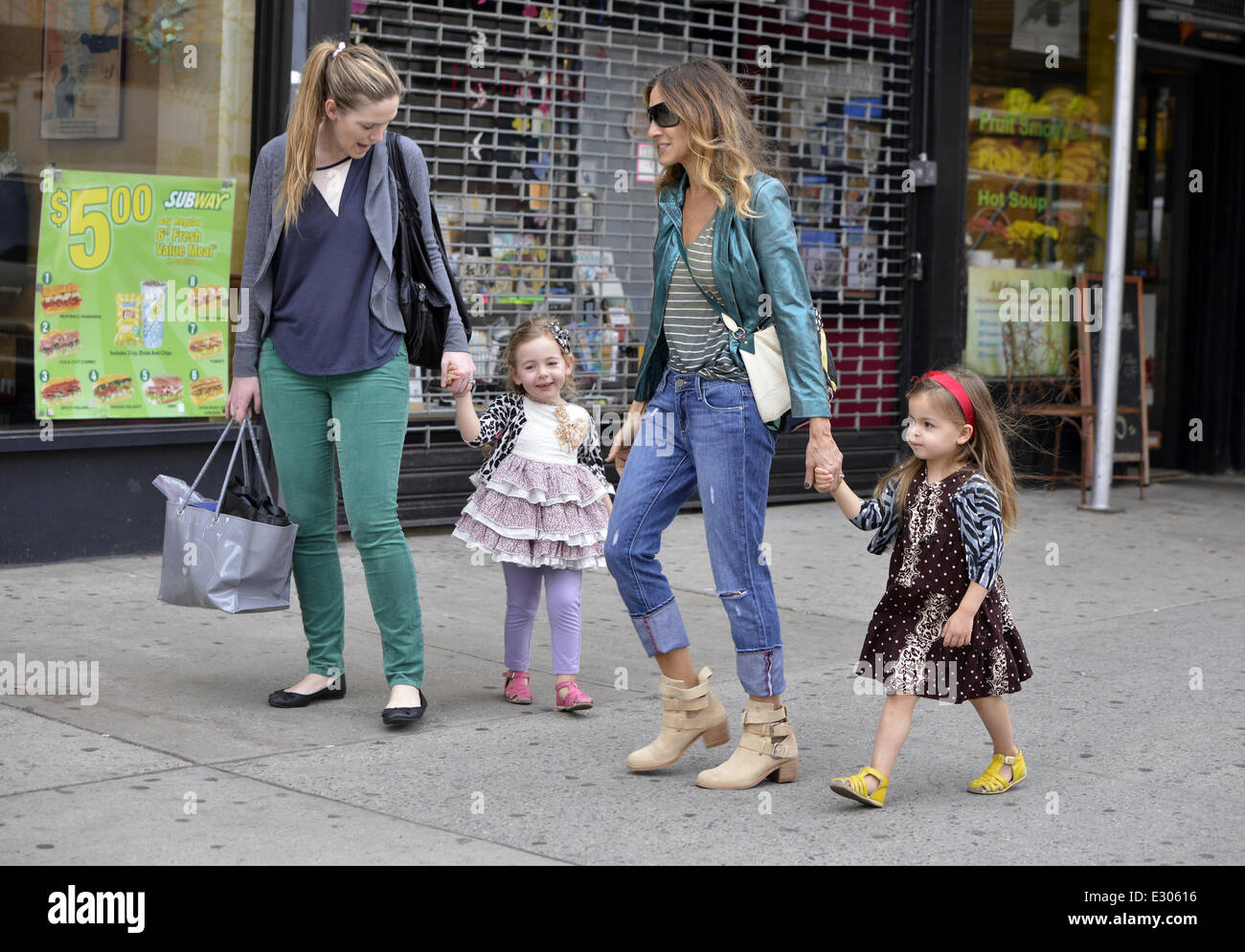 Sarah Jessica Parer Walks Her Daughters Tabitha And Marion To School Stock Photo Alamy