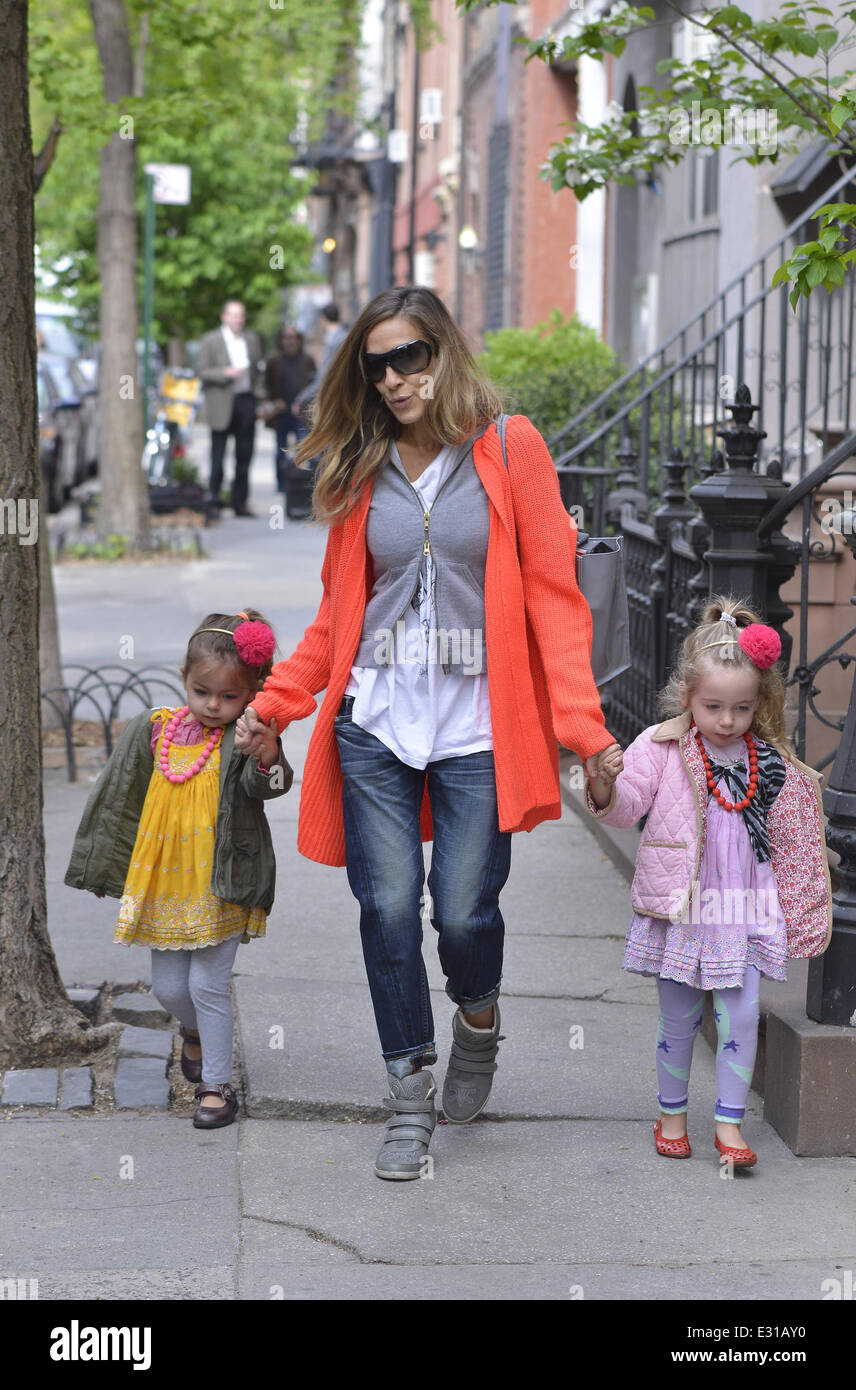 Sarah Jessica Parker and Matthew Broderick take their twin daughters  Tabitha and Marion to school Featuring: Sarah Jessica Park Stock Photo -  Alamy, image size:856x1390