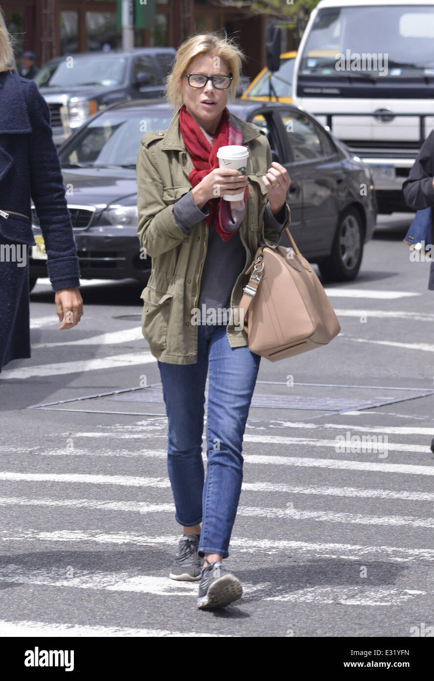 Julie Bowen from ABC's 'Modern Family' seen at her hotel wearing no make up Featuring: Julie Bowen Where: New York Cit Stock Photo - Alamy