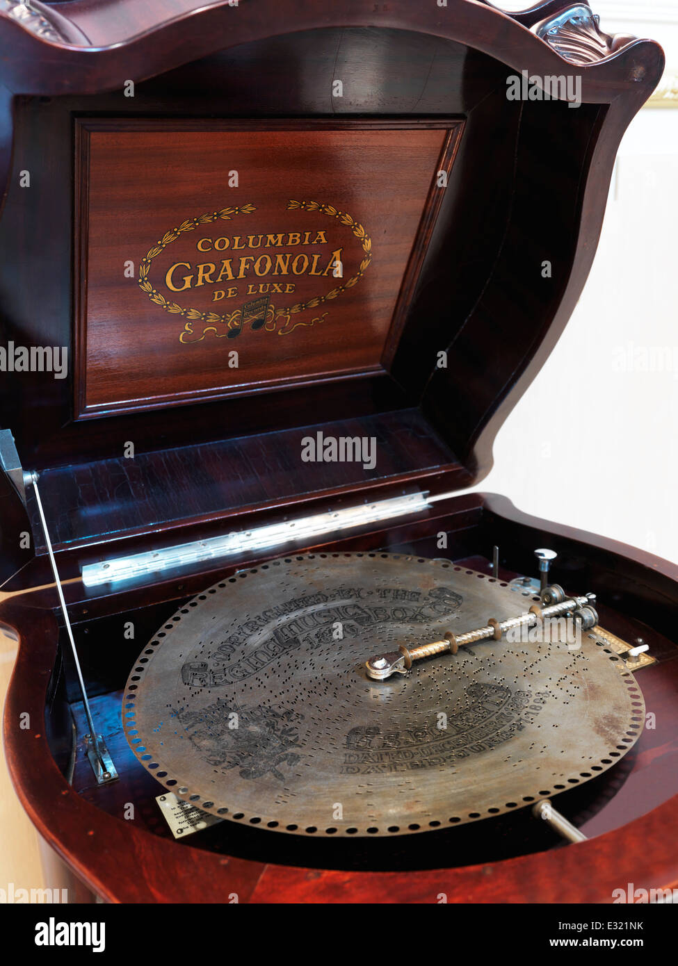 Columbia Grafonola Deluxe antique graphophone Reginaphone music box