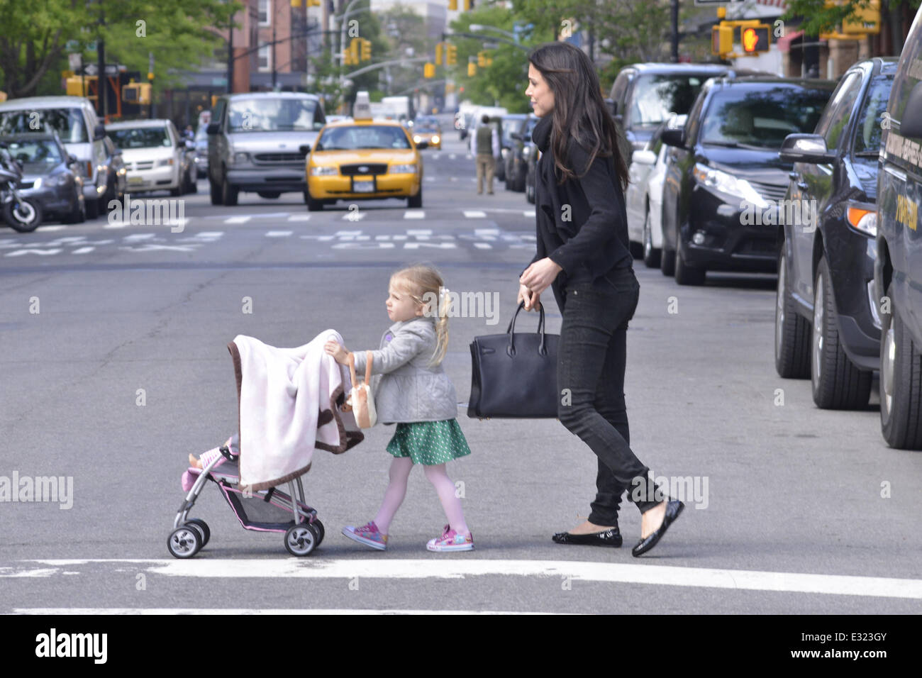 Bethenny Frankel takes her daughter Bryn Hoppy to the park and later go