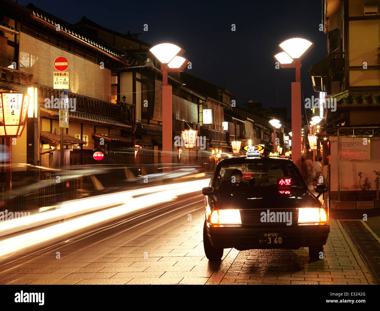 Taxi cab at Hanami-koji dori street at night, Hanamikoji geisha district, Gion, Kyoto, Japan 2014 Stock Photo