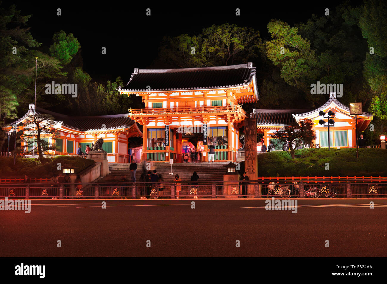 Main gate of the Yasaka shrine at night in Gion, Kyoto, Japan 2014 Stock Photo
