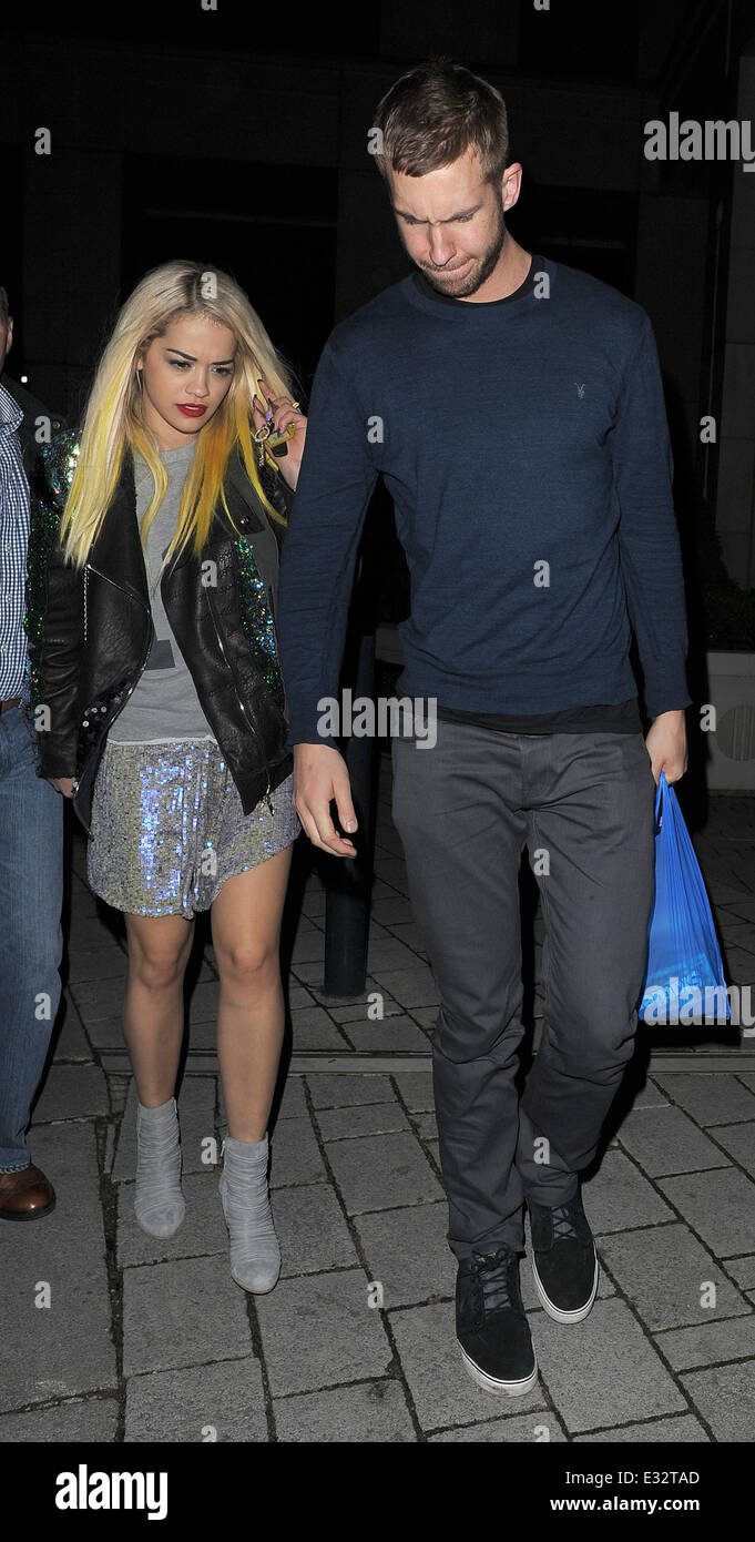 Rita Ora and Calvin Harris arriving home with some snacks including a large  bag of Skittles Featuring: Rita Ora,Calvin Harris Where: London, United  Kingdom When: 24 May 2013 Stock Photo - Alamy
