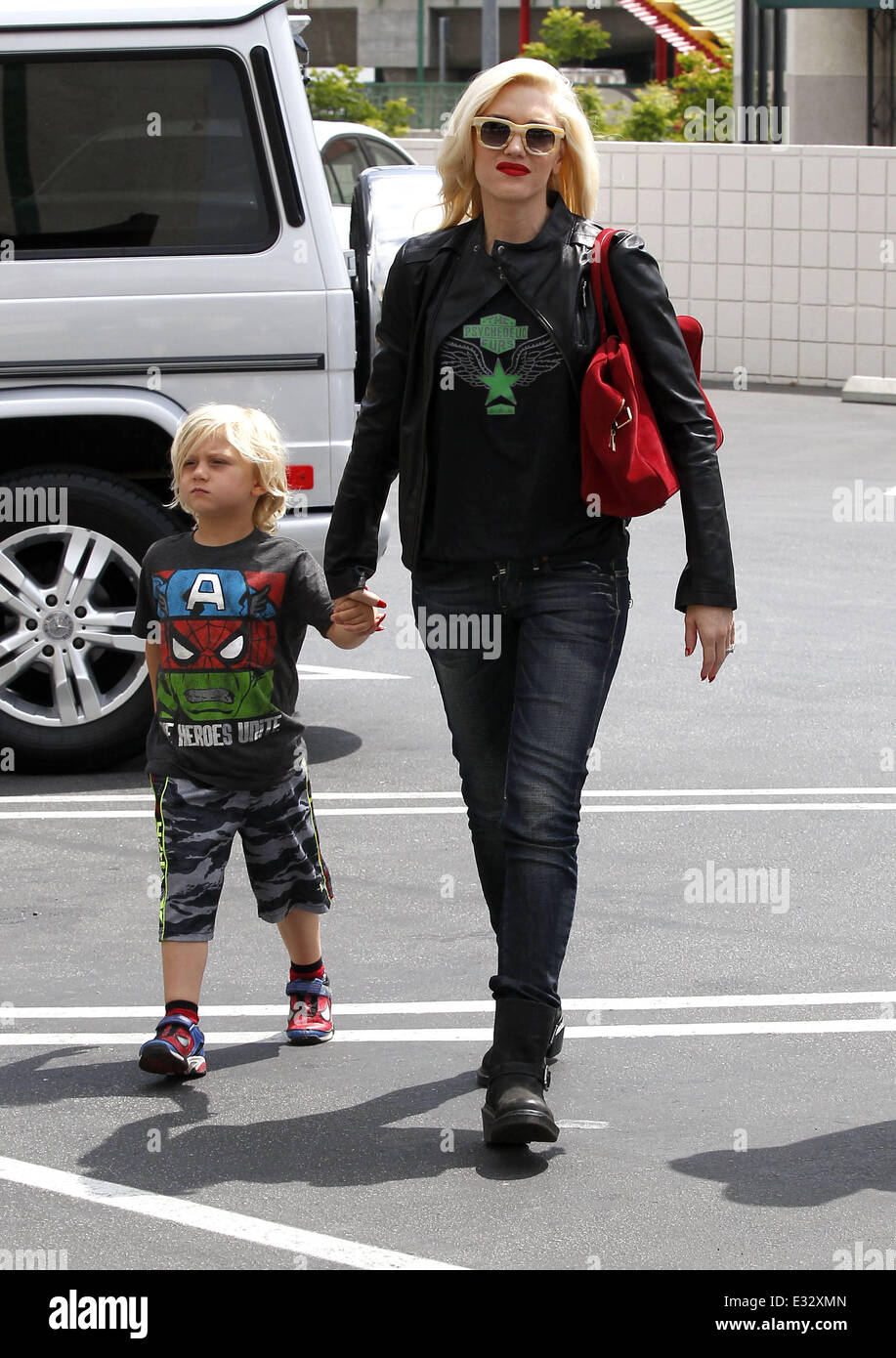 Gwen Stefani shops in Chinatown with her son Zuma Featuring Gwen(02)