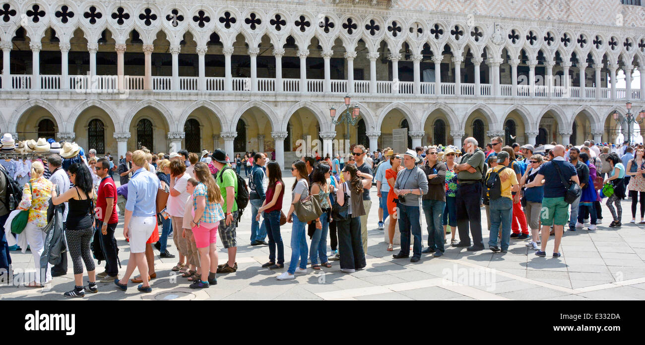 People Queue Queueing Queuing High Resolution Stock Photography And Images Alamy