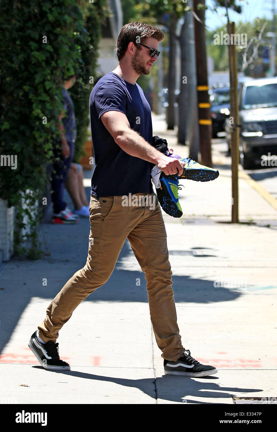 Liam Hemsworth exits his West Hollywood Gym after working out. Featuring: Liam  Hemsworth Where: Los Angeles, CA, United States When: 29 May 2013 Stock  Photo - Alamy