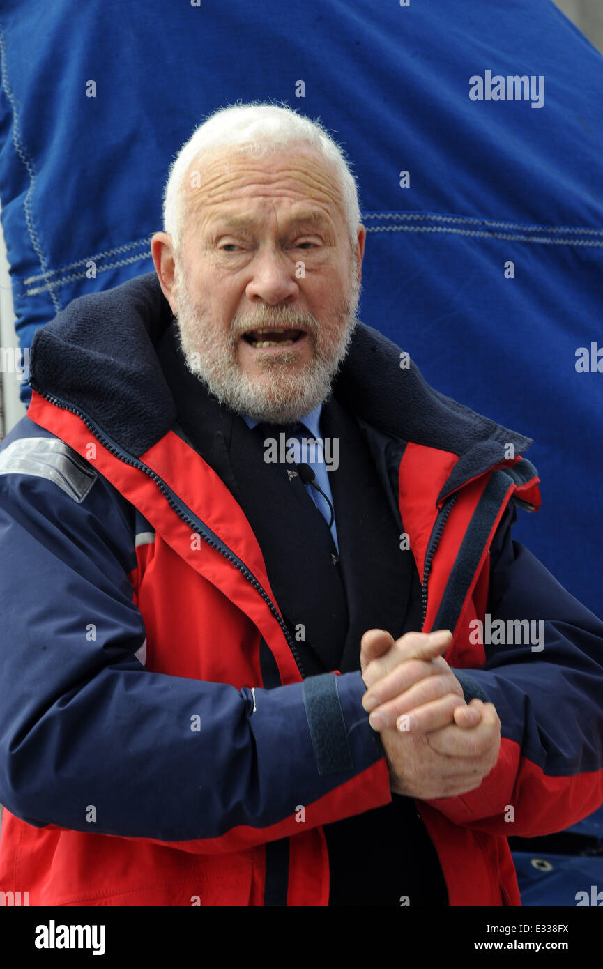 Boris Johnson and Sir Robin KnoxJohnston take part in a photocall near