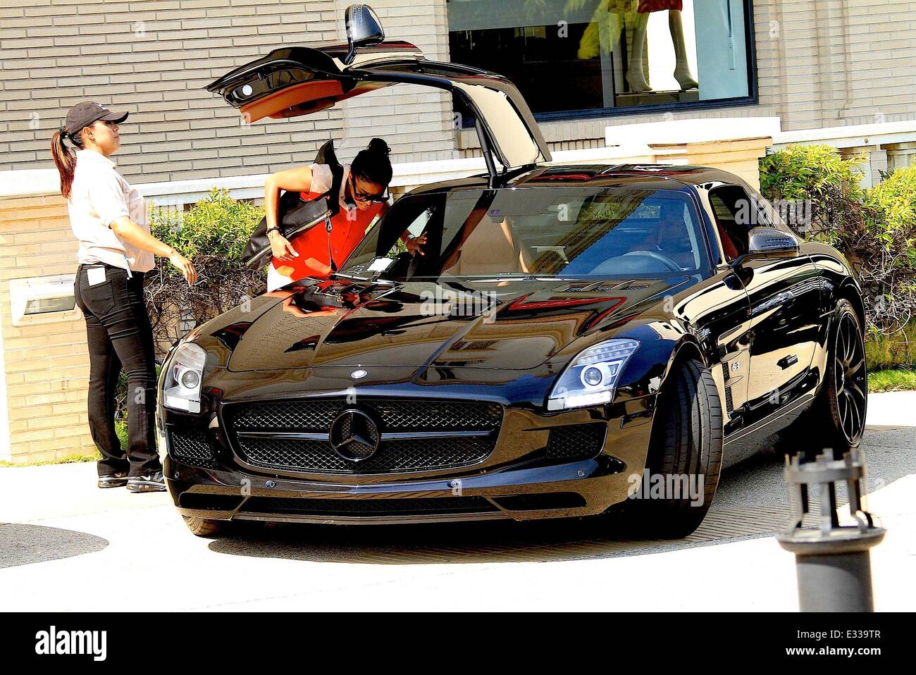 Kevin Hart leaves Barney's New York in Beverly Hills Featuring: Kevin Hart  Where: Los Angeles, California, United States When: 31 May 2013 Stock Photo  - Alamy