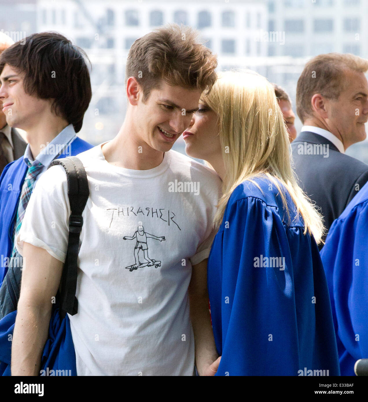 Emma Stone and Andrew Garfield film a kissing scene on the set of 'The  Amazing Spiderman