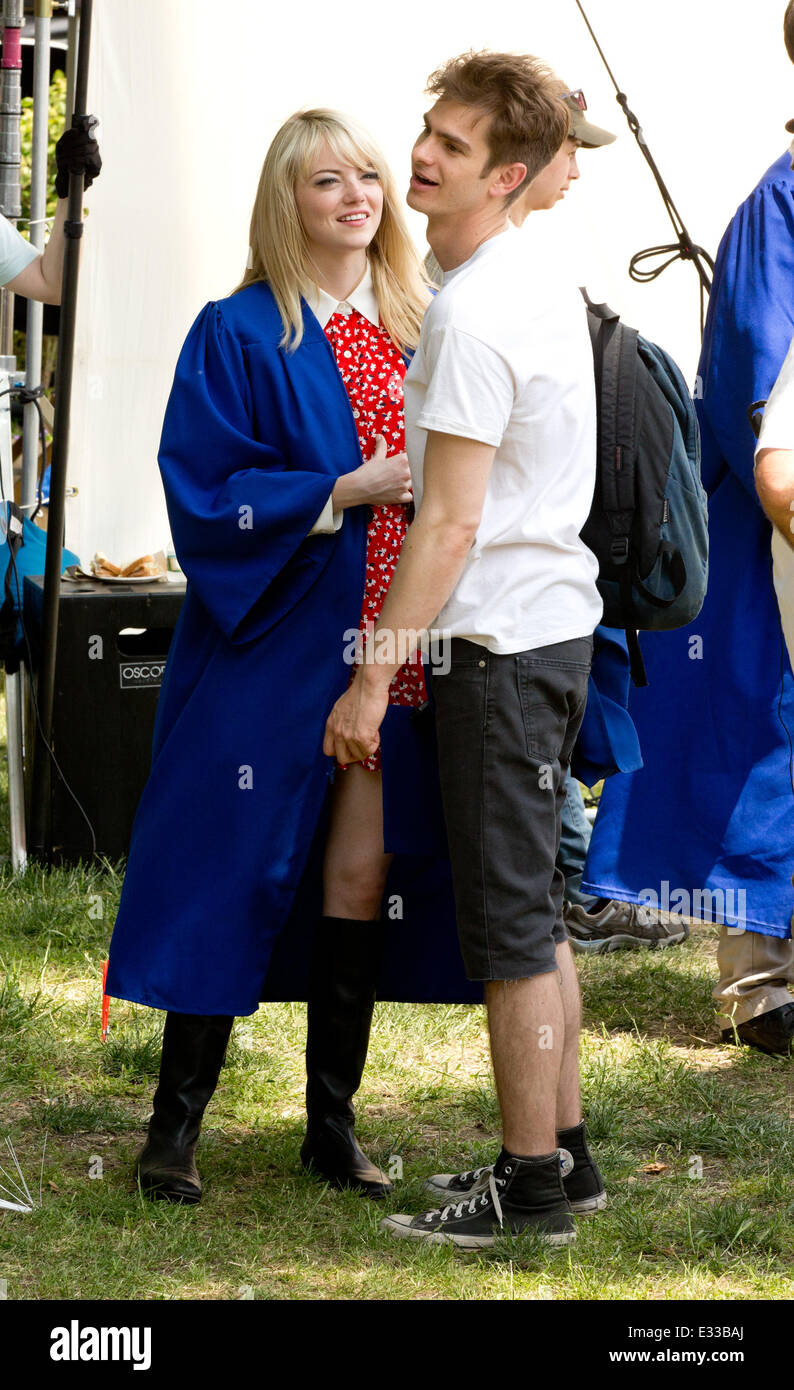 Emma Stone and Andrew Garfield film a kissing scene on the set of 'The  Amazing Spiderman