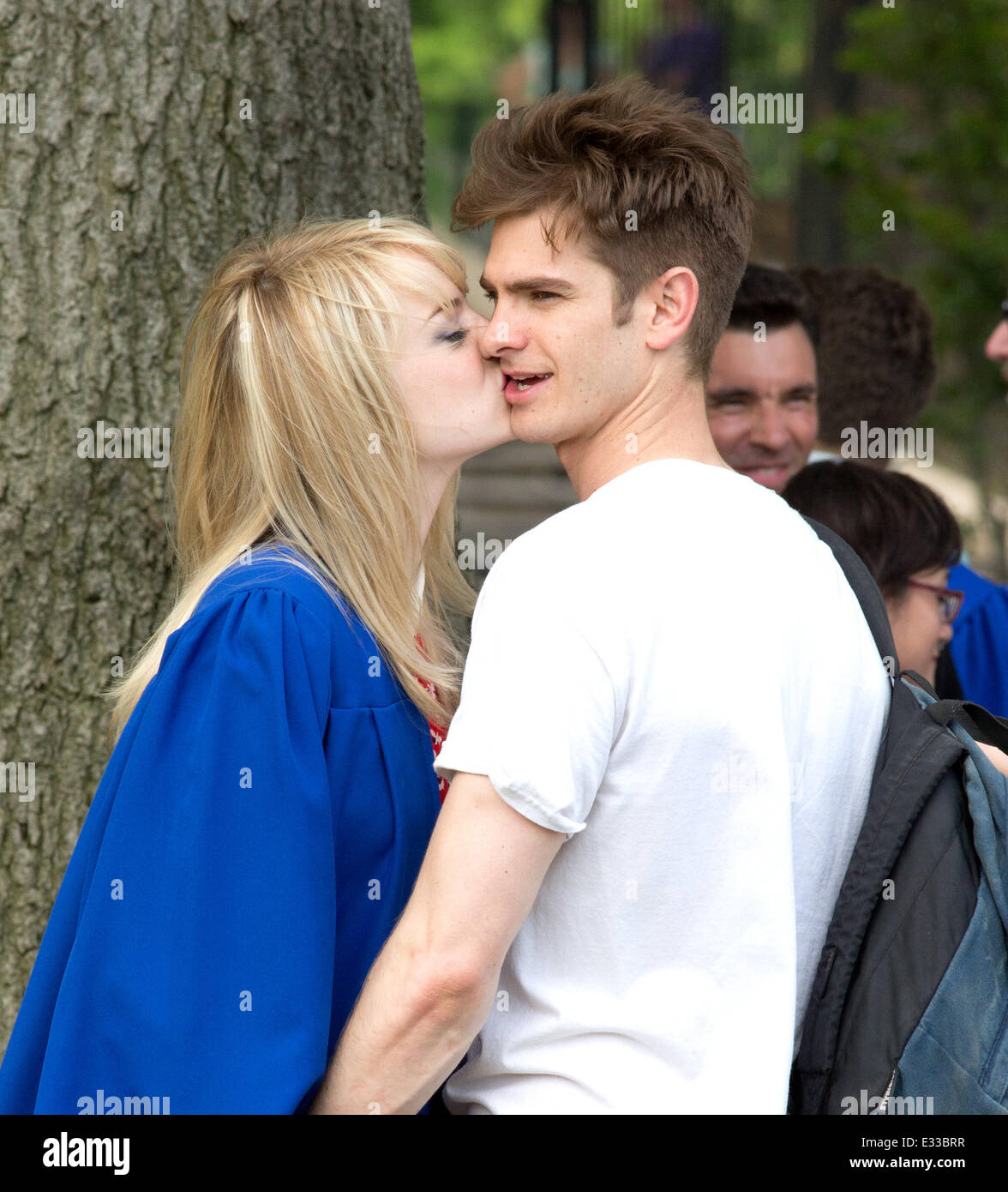 Emma Stone and Andrew Garfield film a kissing scene on the set of 'The  Amazing Spiderman