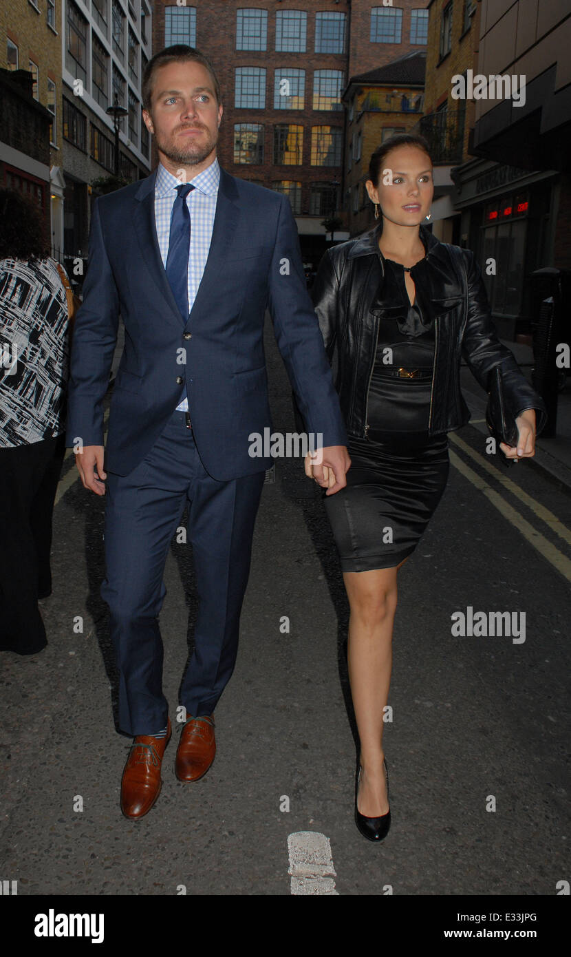 Stephen Amell And Cassandra Jean Out And About In Soho Featuring Stephen Amell Cassandra Jean Where London United Kingdom Wh Stock Photo Alamy Stephen Amell And Cassandra Jean Out And About In Soho Featuring Stephen Amell Cassandra Jean Where London United Kingdom Wh Stock Photo Alamy