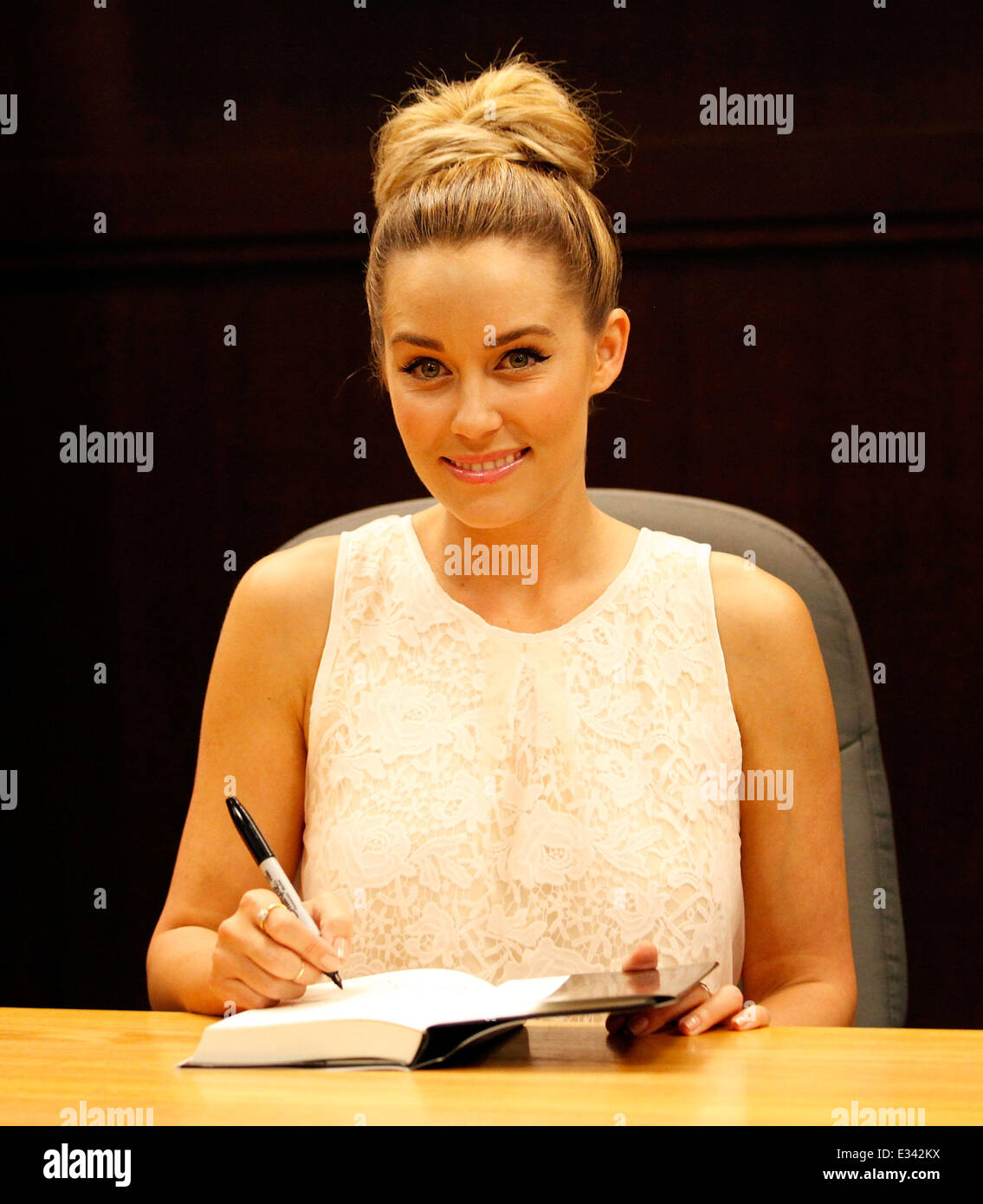 Lauren Conrad At Her Booksigning For Infamous At Barnes Noble
