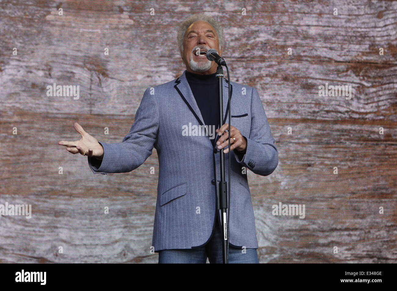 Tom Jones and Jools Holland performs at ONE agit8 at the Tate Modern