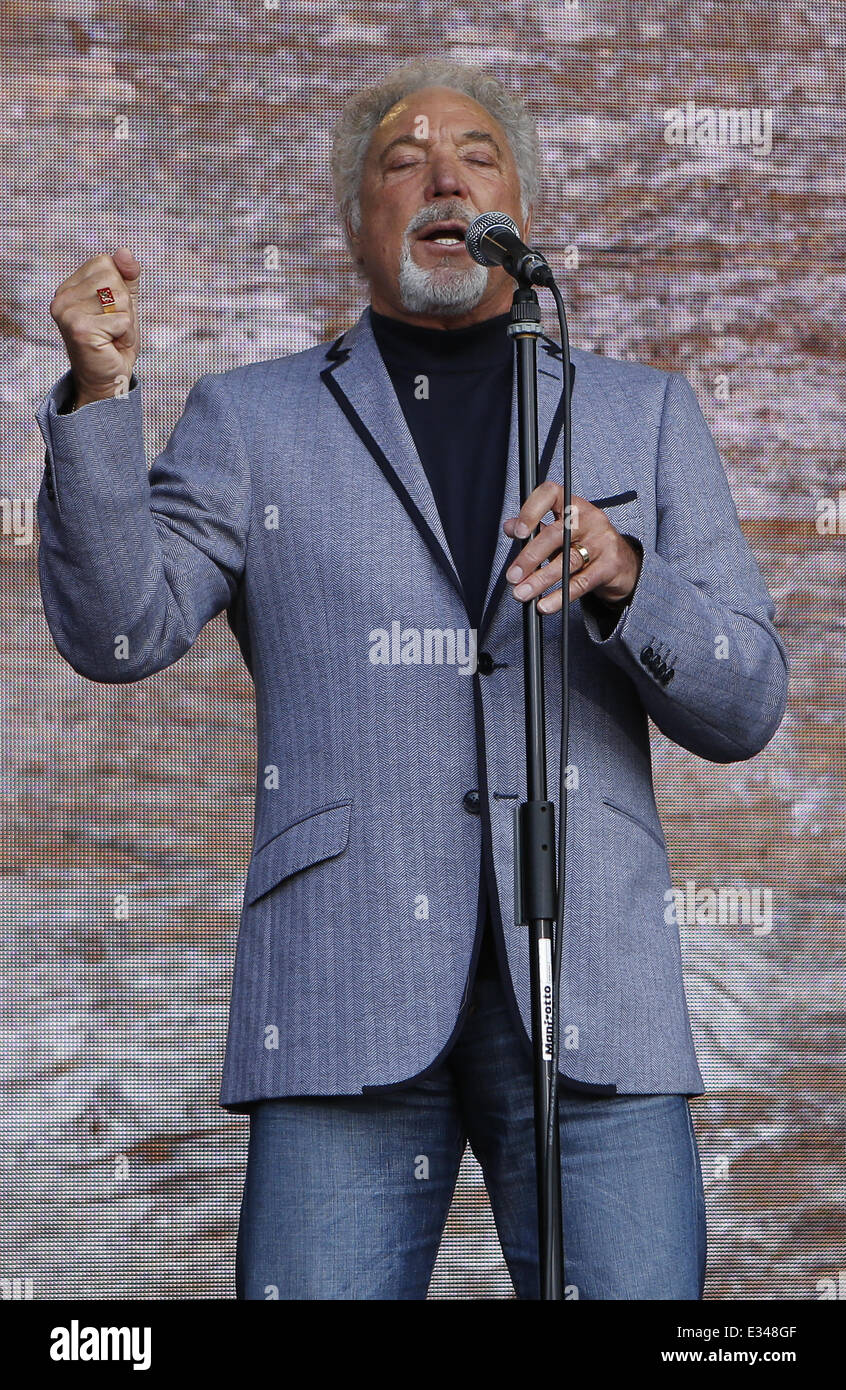 Tom Jones and Jools Holland performs at ONE agit8 at the Tate Modern