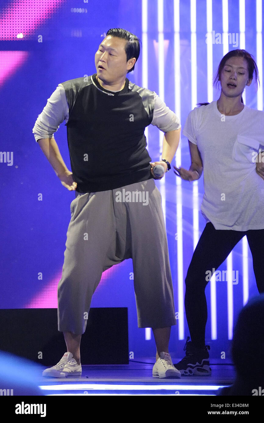 2013 MMVA rehearsal at Much Music HQ on Queen Street in Toronto ...