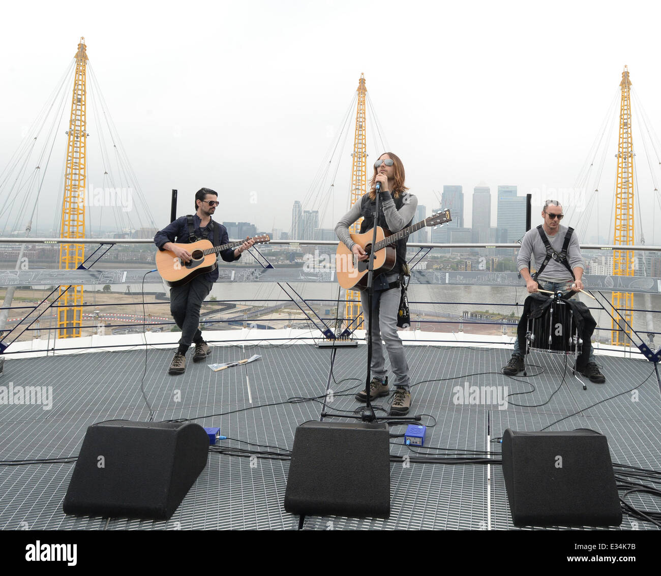 jared-leto-s-band-thirty-seconds-to-mars-perform-an-acoustic-set-on-the