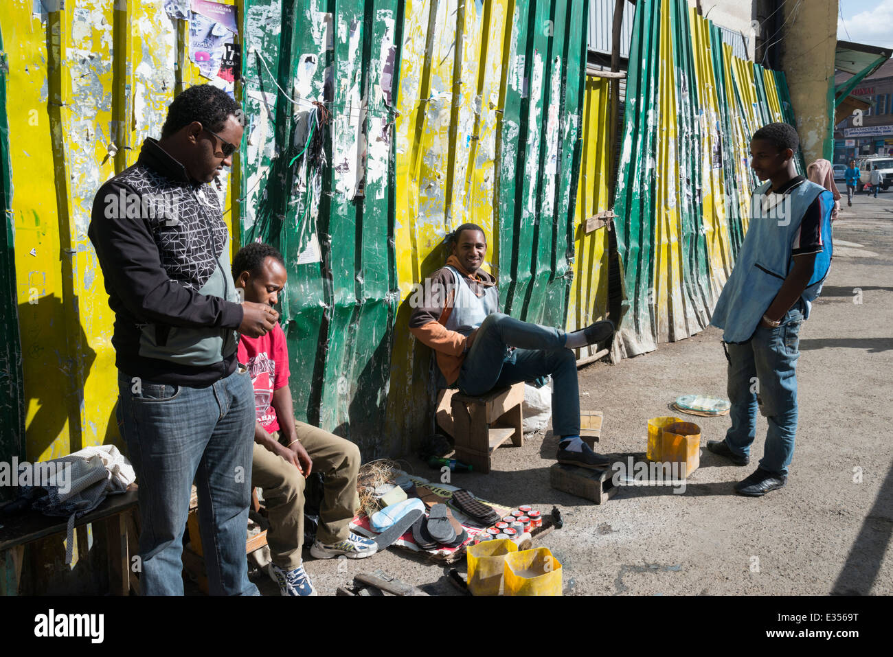 Shoe shine street africa hi-res stock photography and images - Alamy