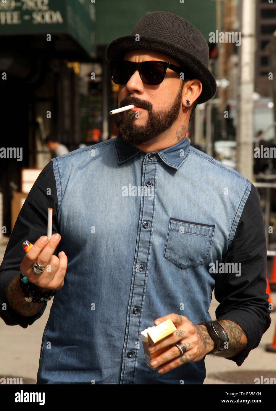 did ed sullivan smoke cigarettes Celebrities smoking cigarettes hi-res stock photography and images did ed sullivan smoke cigarettes Celebrities smoking cigarettes hi-res stock photography and images