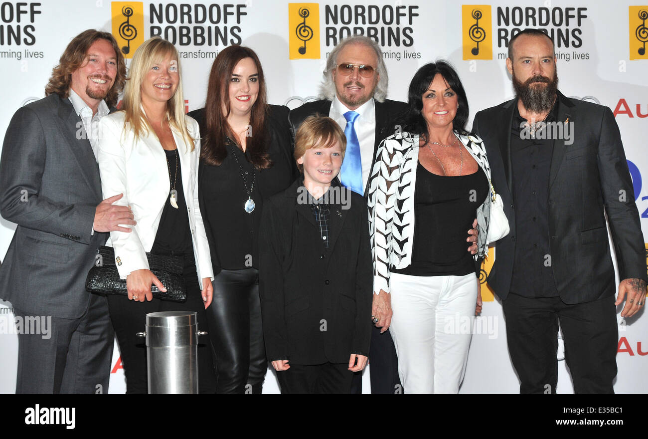 Barry gibb with family hi-res stock photography and images - Alamy