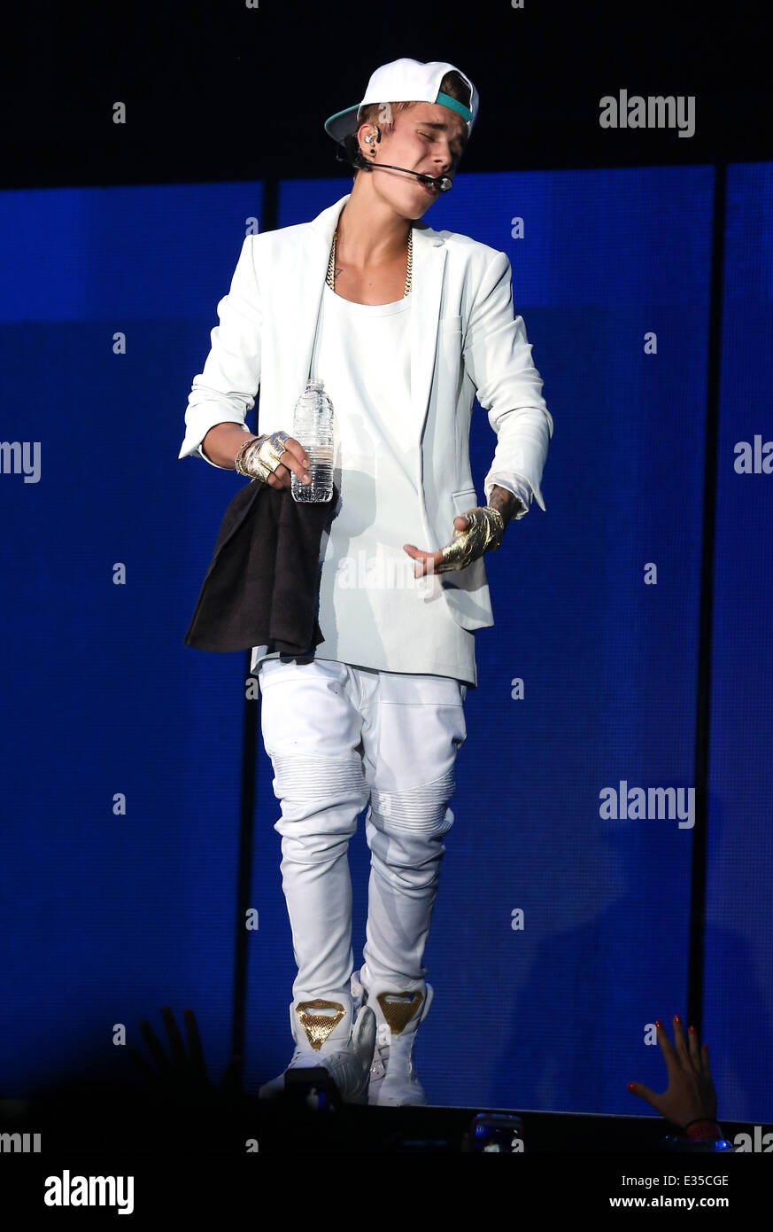 justin-bieber-concert-2013-justin-bieber-attacked-on-stage-in-dubai