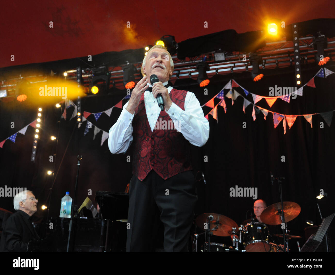 The 2013 Glastonbury Festival Day 3 Performances Featuring Bruce Forsyth Where Pilton