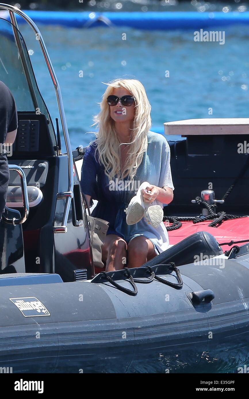 Victoria Silvstedt enjoys a day with friends at the Hotel Du Cap-Eden