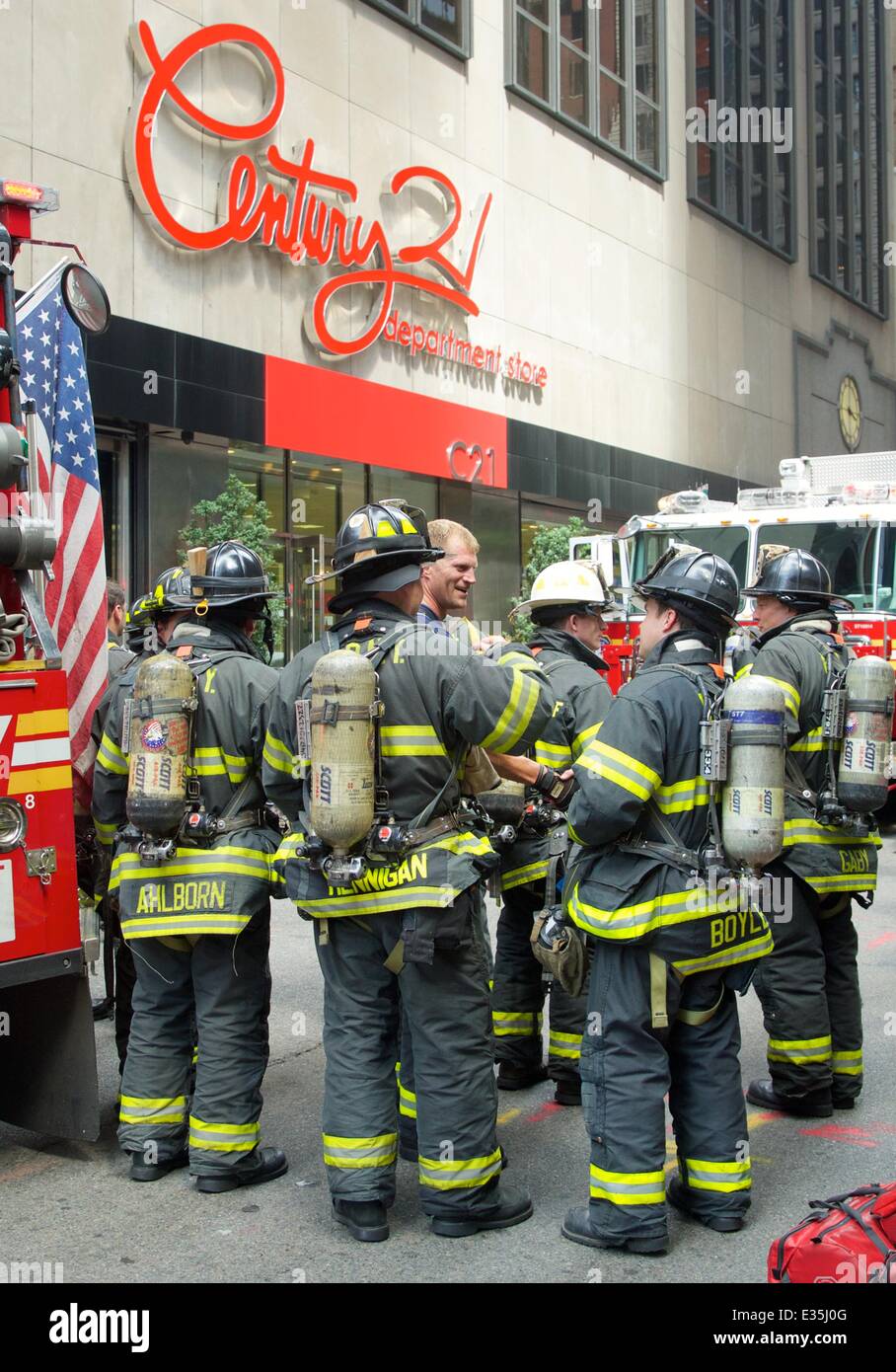 Ny Fire Store New york city firefighters hi-res stock photography and images - Alamy